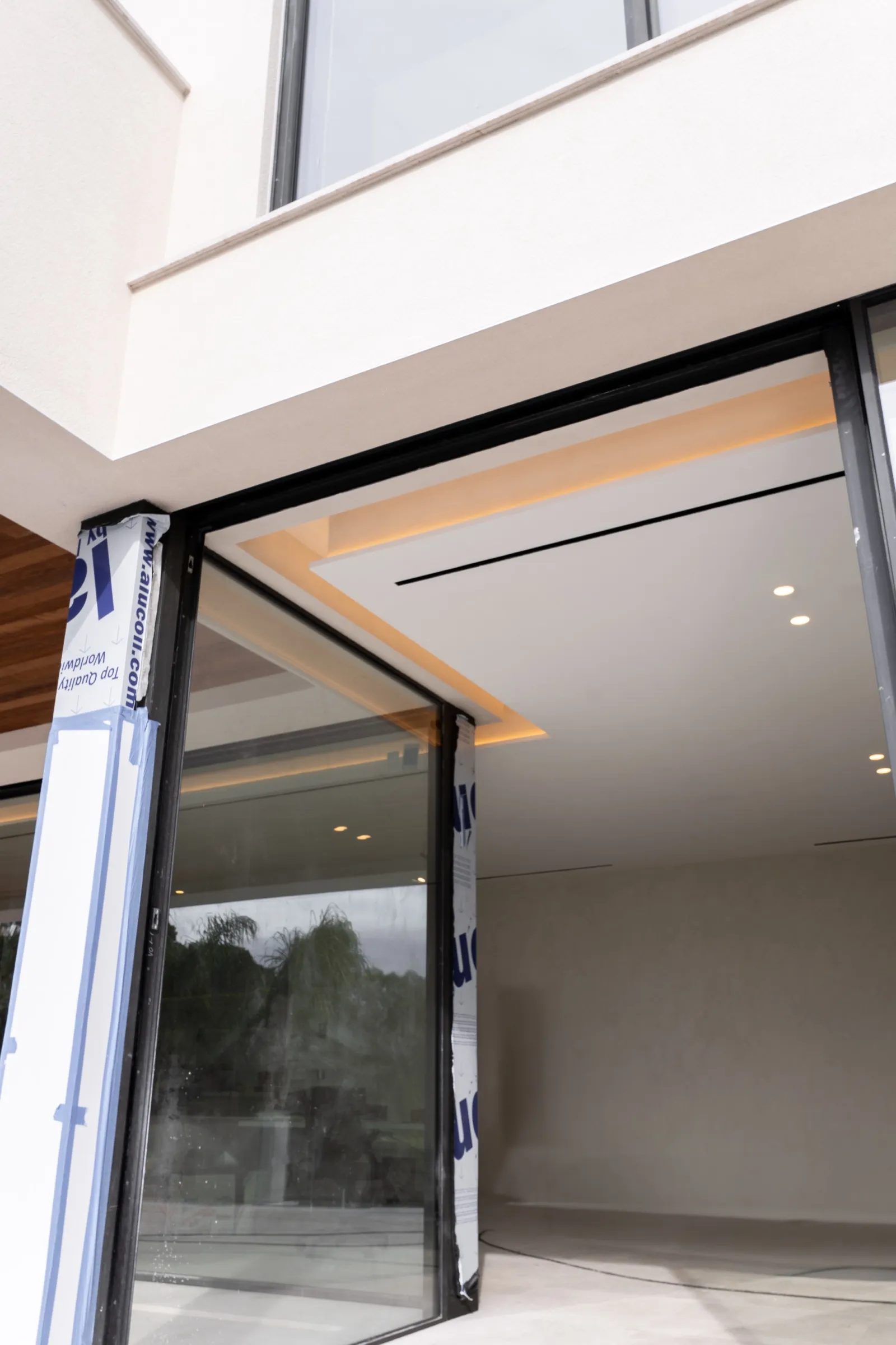 Detalle exterior de falso techo con iluminación LED integrada en villa