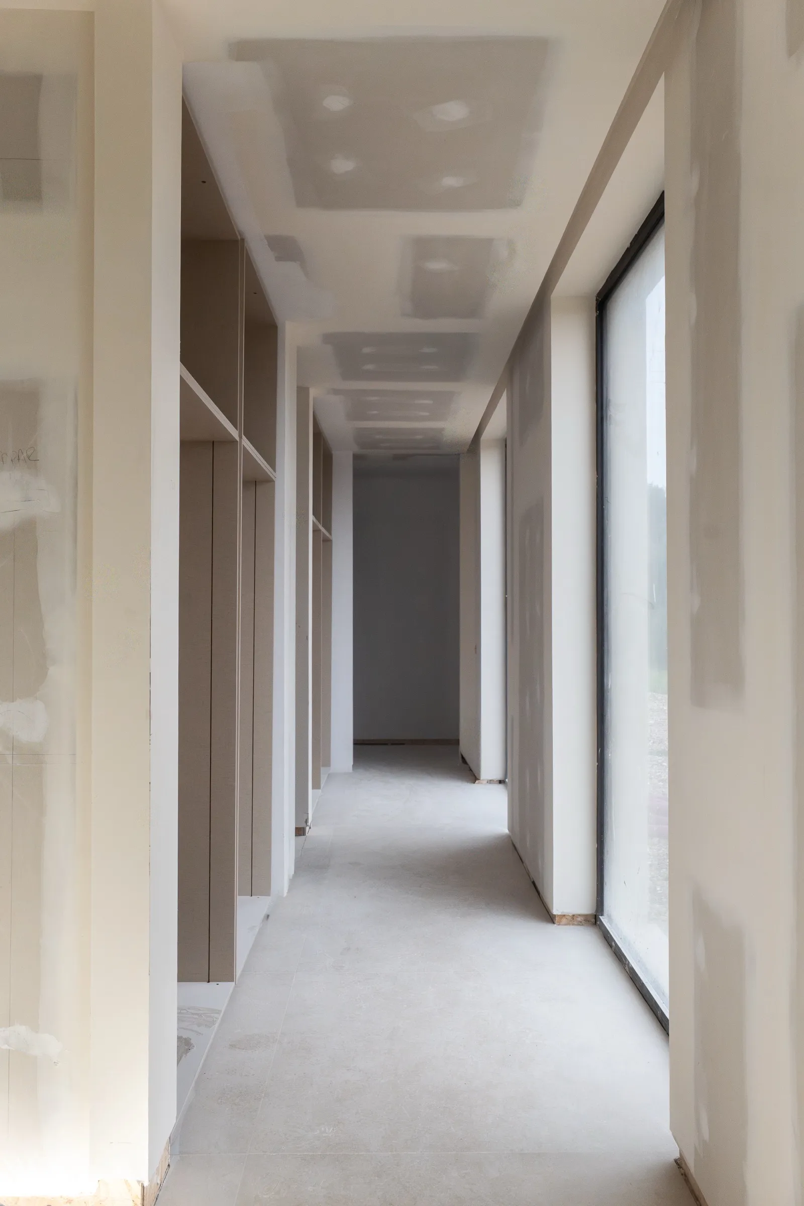 Pasillo con tabiques divisorios de pladur en villa de nueva construcción